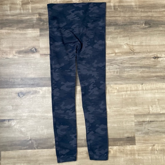 [Spanx] Camo Look At Me Now Seamless Cropped Leggings Small - Picture 4 of 10